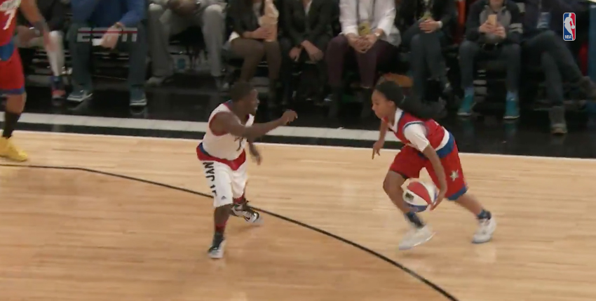Kevin Hart Battles Mo’ne Davis During the Sprint All-Star Celebrity Game