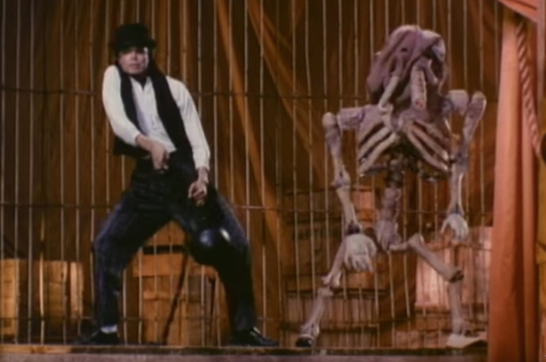 [Throwback] Michael Jackson – Leave Me Alone (Music Video)