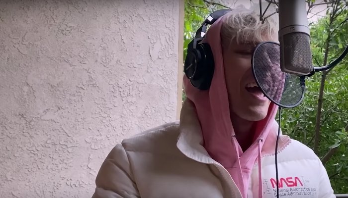 Machine Gun Kelly – Pretty Toxic Revolver (Lockdown Sessions: Day 18)